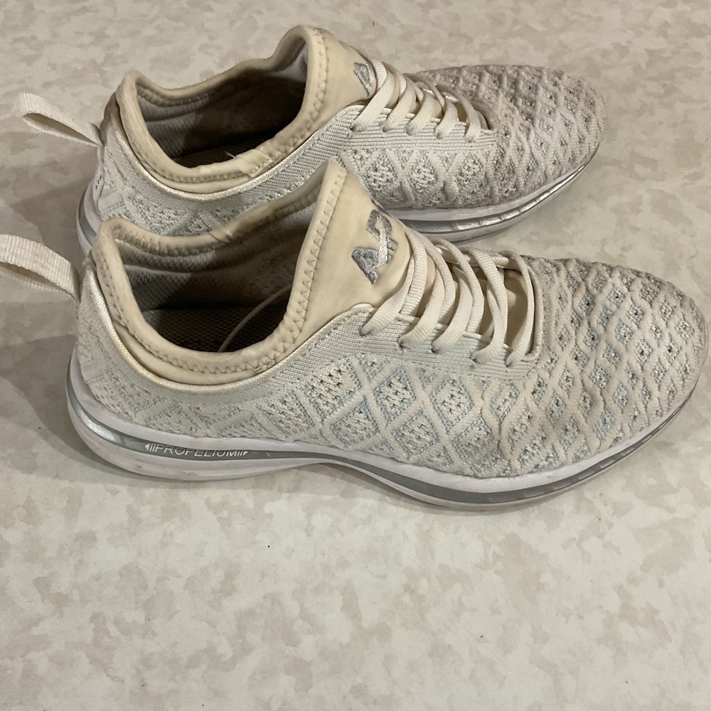 APL women’s Off-White Athletic Shoes size 7.5 - Picture 3 of 4